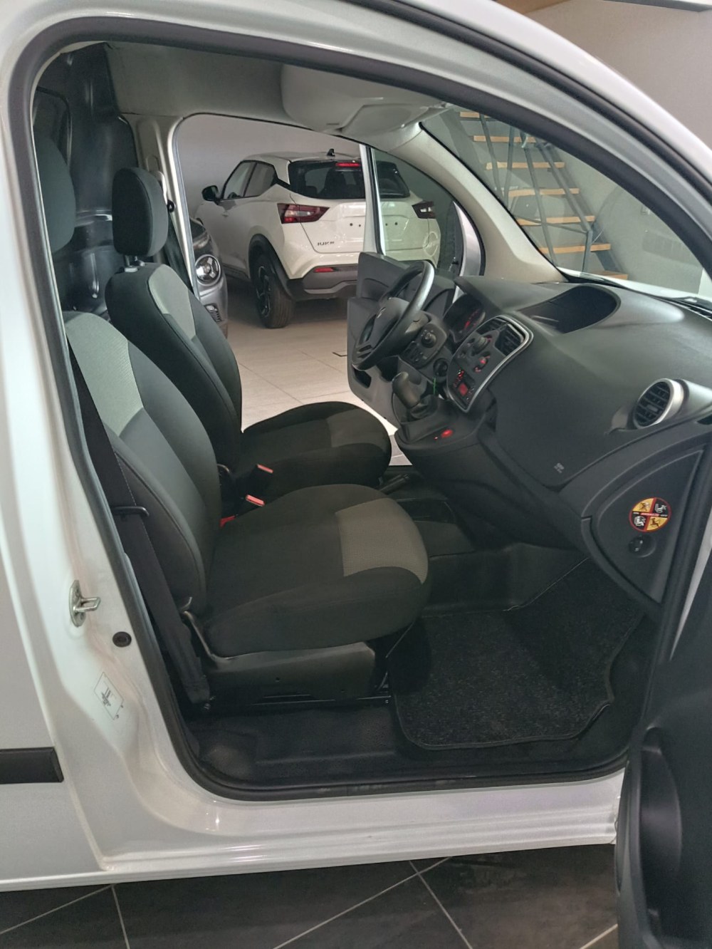 11-Renault-kangoo-profesional-furgon-1-5-75-cv